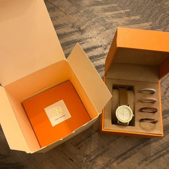 Tory Burch Gigi Watch Gift Set - Picture 4 of 8